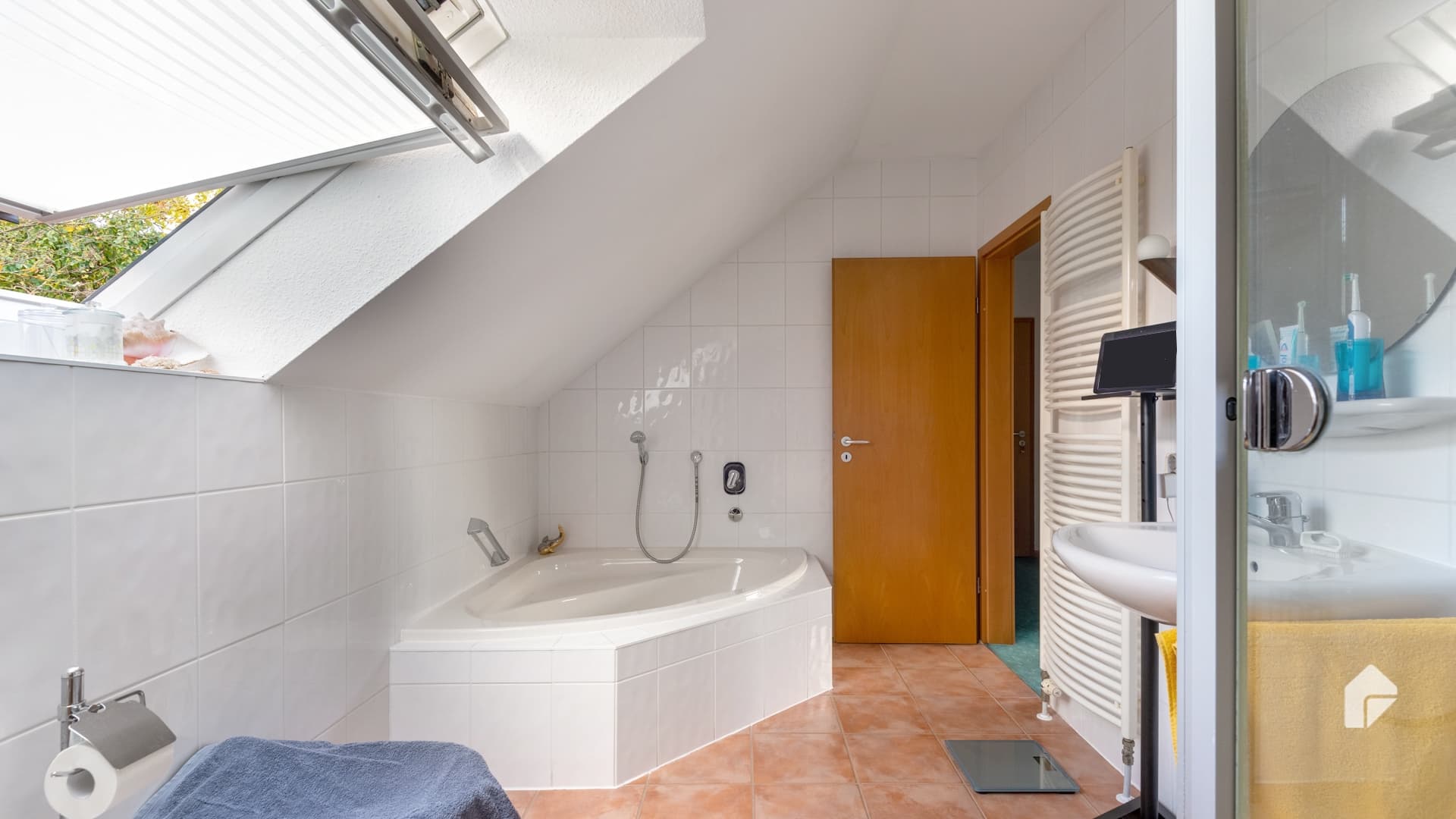 Niedernhausen 3.5-room duplex condo fitted kitchen balcony 2 garages & carport