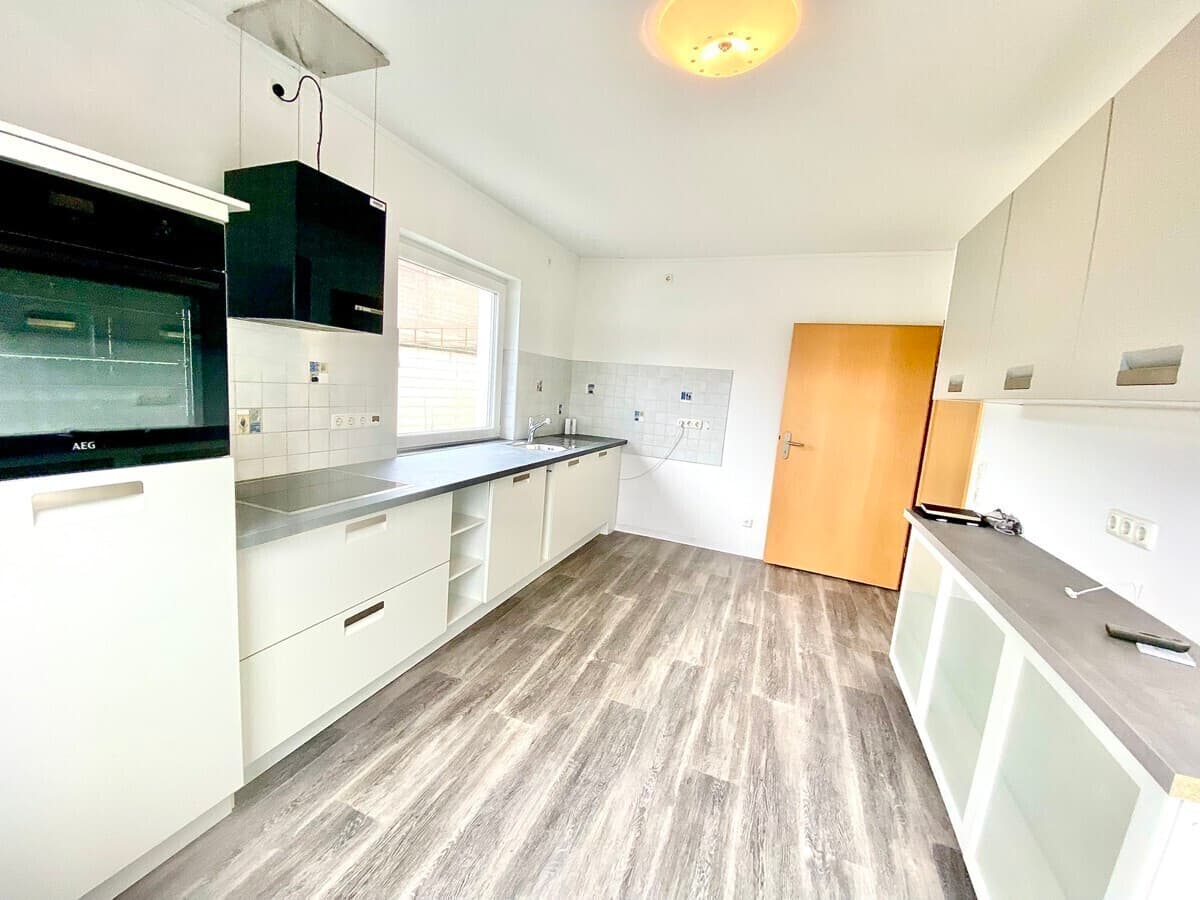 AS IMMOBILIEN: Wiesbaden Delkenheim Wohnen und Arbeiten unter einem Dach EBK, Kamin, Stellplätze