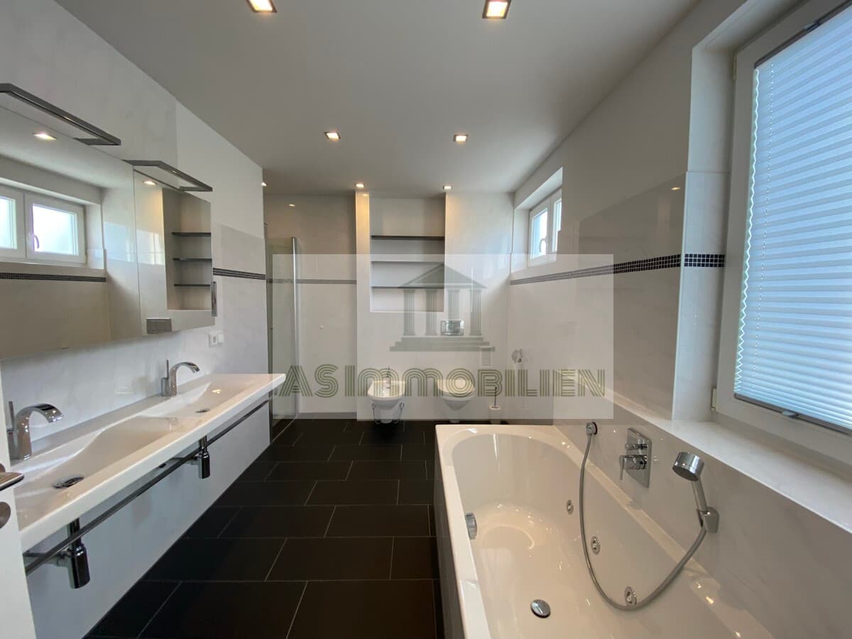 AS IMMOBILIEN: Penthouse furnished apartment close to Crestview Housing, 10 min drive from Clay