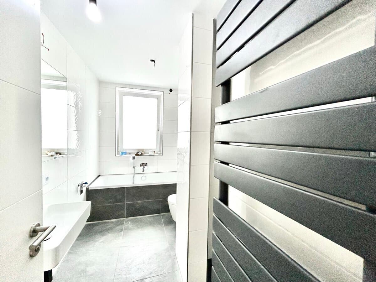 RENTED: Wiesbaden 3br penthouse 120m² condo, rooftop, 2 parking, fitted kitchen 10min to Clay