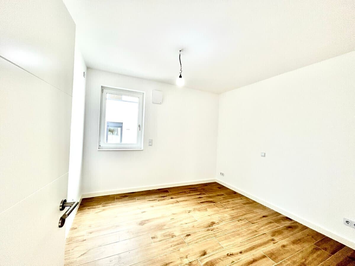 RENTED: Wiesbaden 3br penthouse 120m² condo, rooftop, 2 parking, fitted kitchen 10min to Clay