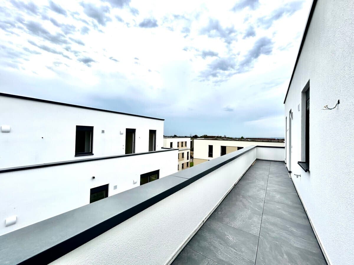 RENTED: Wiesbaden 3br penthouse 120m² condo, rooftop, 2 parking, fitted kitchen 10min to Clay