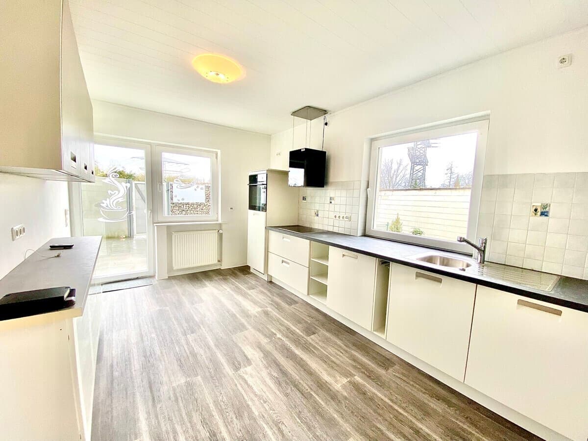 AS IMMOBILIEN: Wiesbaden Delkenheim Wohnen und Arbeiten unter einem Dach EBK, Kamin, Stellplätze